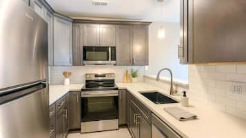 冰箱、微波炉、烤箱、炉灶