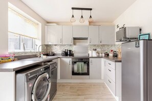 Microwave, oven, stovetop, dishwasher - Liverpool dream Stay: modern 3- Bed townhouse , just 200m from Anfield stadium. (Liverpool)
