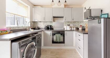 Liverpool dream Stay: modern 3- Bed townhouse , just 200m from Anfield stadium.