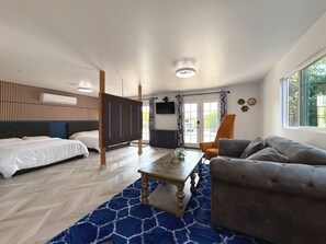 Een strijkplank/strijkijzer, reisbedje, gratis wifi, beddengoed