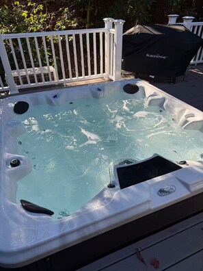 Outdoor spa tub - Fully Renovated Mountain House with a Private Spa (Lake Harmony)