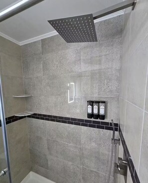 Shower, hair dryer, towels, soap - Fully Renovated Mountain House with a Private Spa (Lake Harmony)