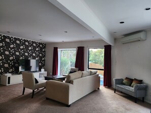 Living area - Entire House: Spacious 285m2 (Birkenhead)