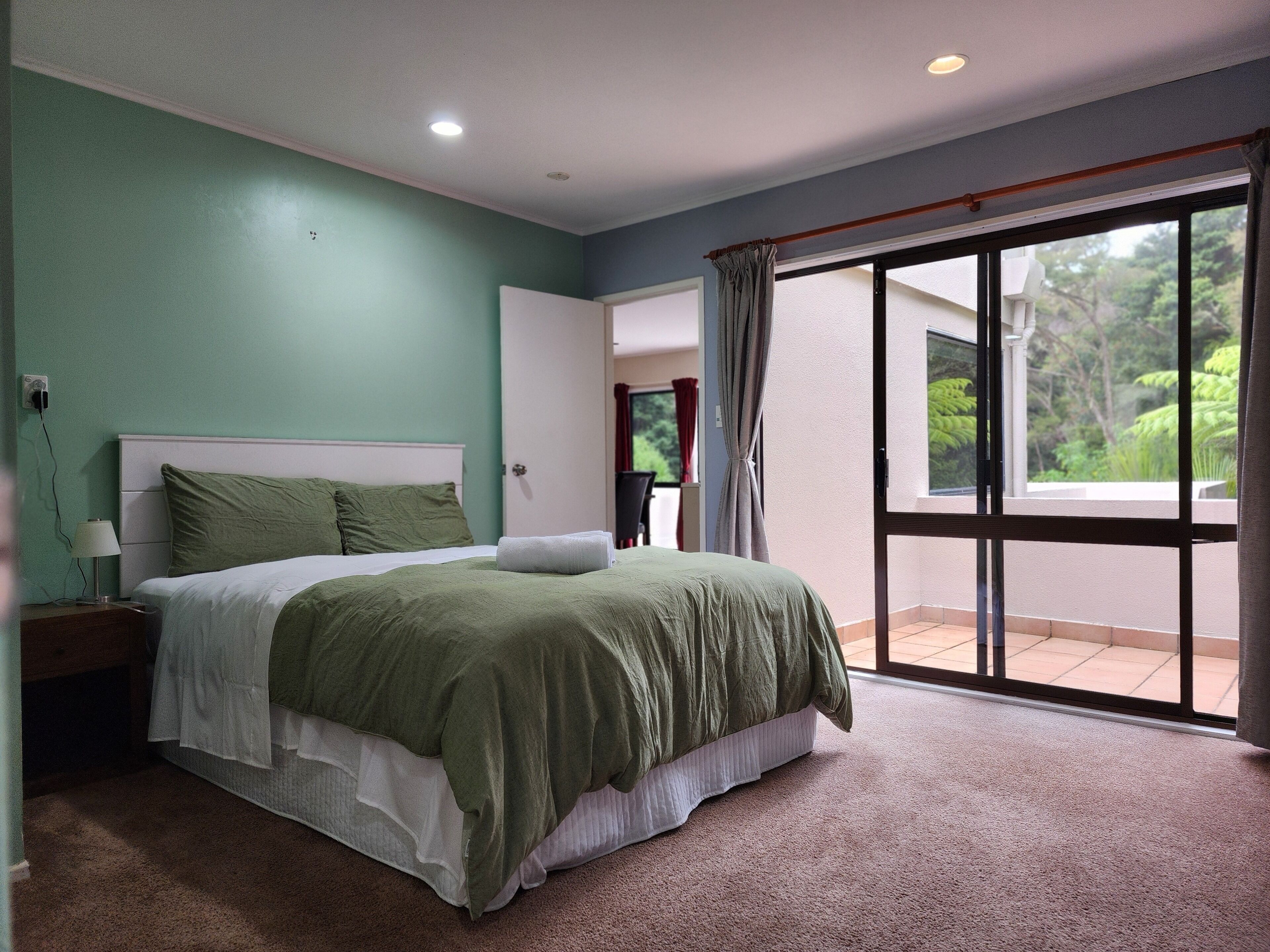 6 bedrooms, iron/ironing board, WiFi, bed sheets