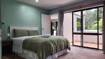 6 bedrooms, iron/ironing board, WiFi, bed sheets
