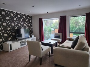 Living area - Entire House: Spacious 285m2 (Birkenhead)