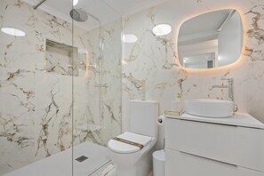 Shower, hair dryer, towels - Camacho Studios - Blue Room by Homie (Funchal)