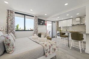 1 habitación, tabla de planchar con plancha y cuna de viaje 