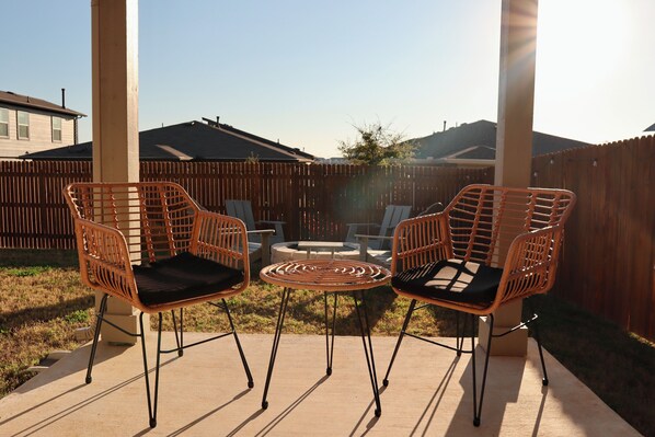 Terrace/patio - Casa Encanto - Modern Stay, 2 Lounges, Gym & Fire Pit (Pflugerville)