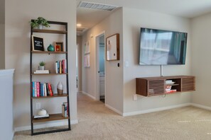 Interior - Casa Encanto - Modern Stay, 2 Lounges, Gym & Fire Pit (Pflugerville)