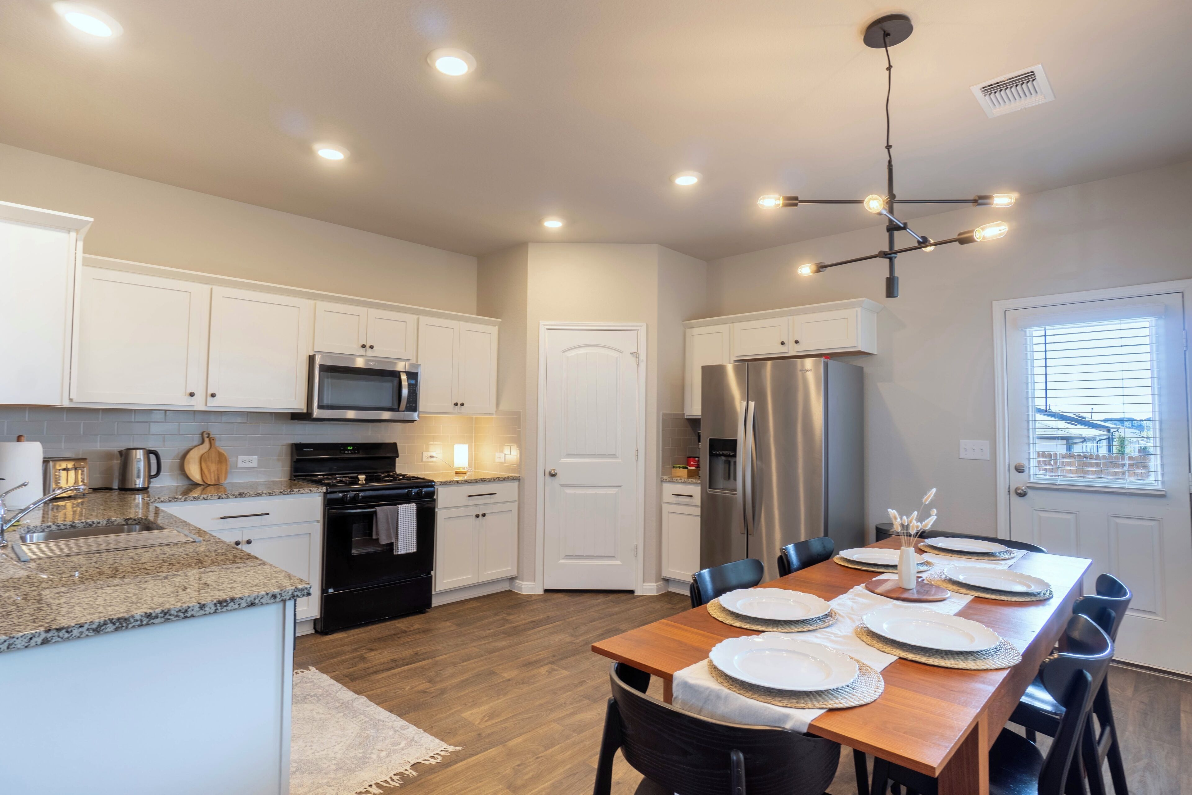 ثلاجة، ميكروويف، فرن، موقد طهي مسطح