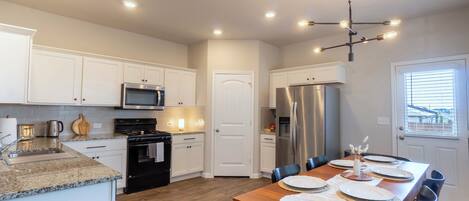 Réfrigérateur, four à micro-ondes, un four, surface de cuisson