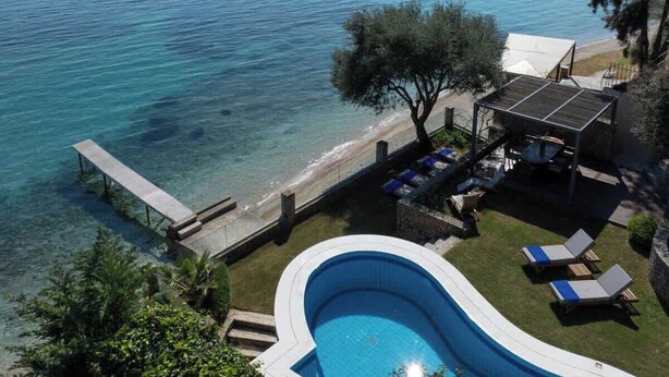 A pool with a view of the sea, a deck, and lounge chairs. - Villa Alia, Modern Comfort Direct Beach Access (Corfu)