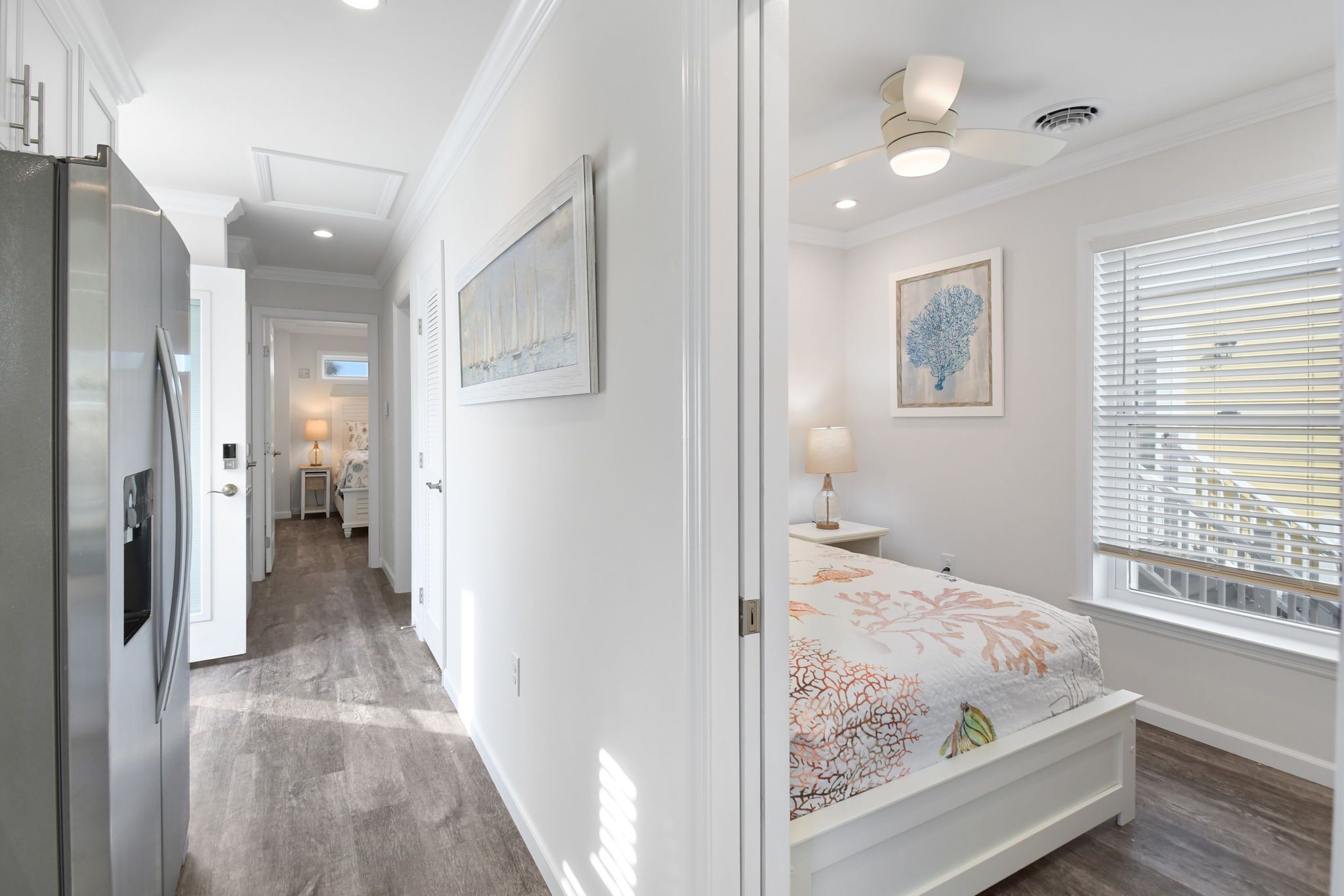 2 chambres, fer et planche à repasser, lit de bébé portatif