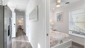 2 chambres, fer et planche à repasser, lit de bébé portatif