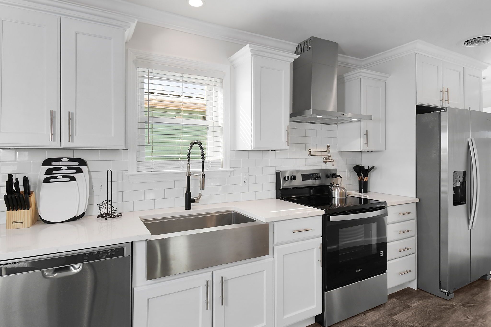 Réfrigérateur, four à micro-ondes, un four, surface de cuisson