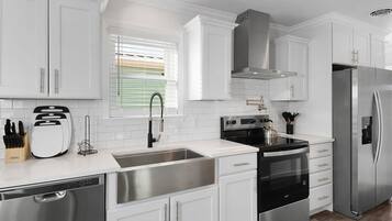 Réfrigérateur, four à micro-ondes, un four, surface de cuisson