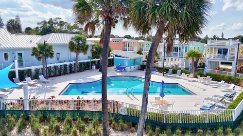 Cozy 2-bedroom stilt house in peaceful Jensen Beach with AC