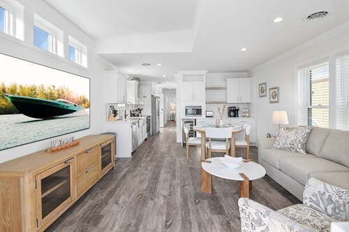 Cozy 2-bedroom stilt house in peaceful Jensen Beach with AC