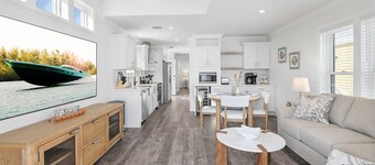 Cozy 2-bedroom stilt house in peaceful Jensen Beach with AC