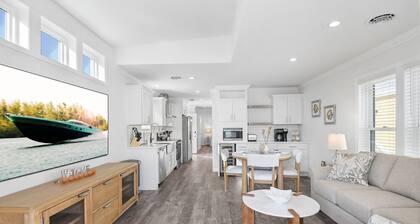 Cozy 2-bedroom stilt house in peaceful Jensen Beach with AC