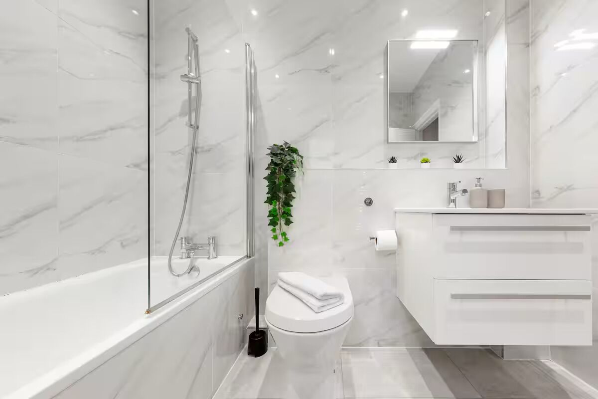 Een haardroger, handdoeken, zeep, toiletpapier