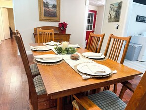 Dining - Cozy Home in Lawrenceville (Lawrenceville)