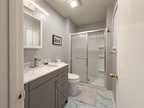 Een douche, handdoeken, toiletpapier