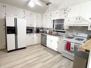 Private kitchen - Cozy Home in Lawrenceville (Lawrenceville)