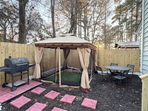 Outdoor dining - Cozy Home in Lawrenceville (Lawrenceville)