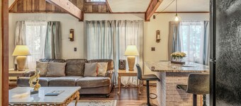 Cozy Pocono Getaway w/ Snooker Table & BBQ Deck