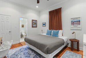 Tabla de planchar con plancha, cuna de viaje, wifi y ropa de cama 