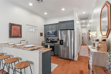 Fridge, microwave, oven, stovetop. 2Blocks to Jazzfest Gate! Spotless 3BR w Driveway