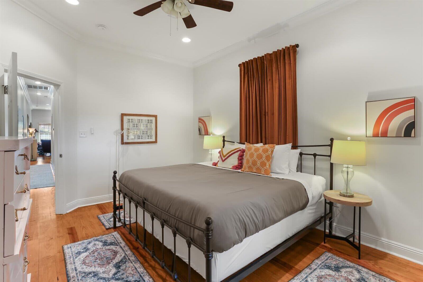 Strykjärn/strykbräda, resesäng, wi-fi och sängkläder