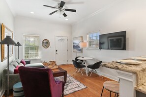 TV, offices - JazzFest Central! Spotless3BR|Driveway|Outdoor (New Orleans)