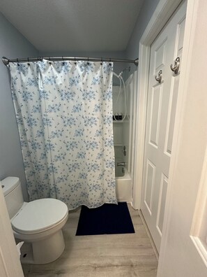 Hair dryer, towels, soap, toilet paper - Cozy 1-bedroom condo near Augusta National Golf Club (Augusta)