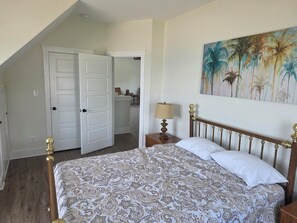 4 makuuhuonetta, silitysrauta/-lauta, ilmainen Wi-Fi, vuodevaatteet