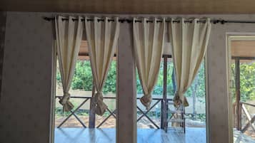 Suite Superior, balcone, vista collina | Ferro/asse da stiro, Wi-Fi gratuito