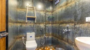 Deluxe Double Room, Balcony | Bathroom | Shower, free toiletries, towels, soap