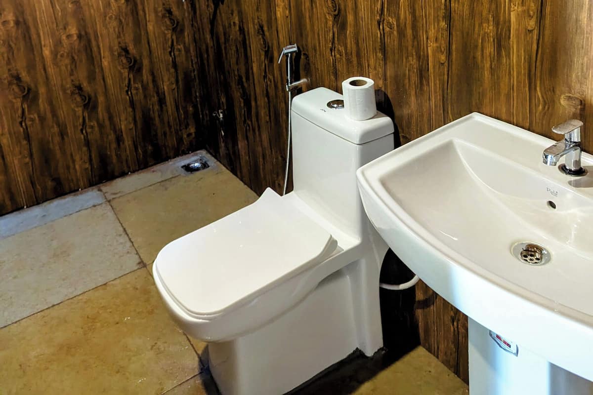 Economy Double or Twin Room, Garden View | Bathroom | Shower, free toiletries, towels, soap