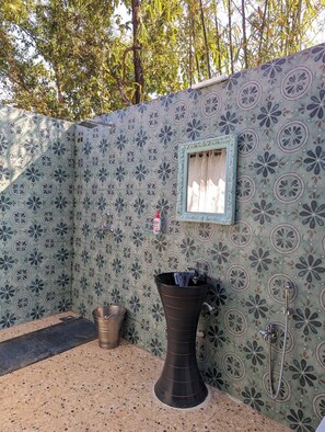 Superior Suite, Balcony, Hill View | Bathroom | Shower, free toiletries, towels, soap - Zennis Earth Stays (Mandrem)