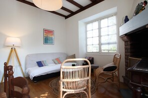 TV, fireplace - ETCHE ALABENA - 2 - AINHOA (AINHOA)