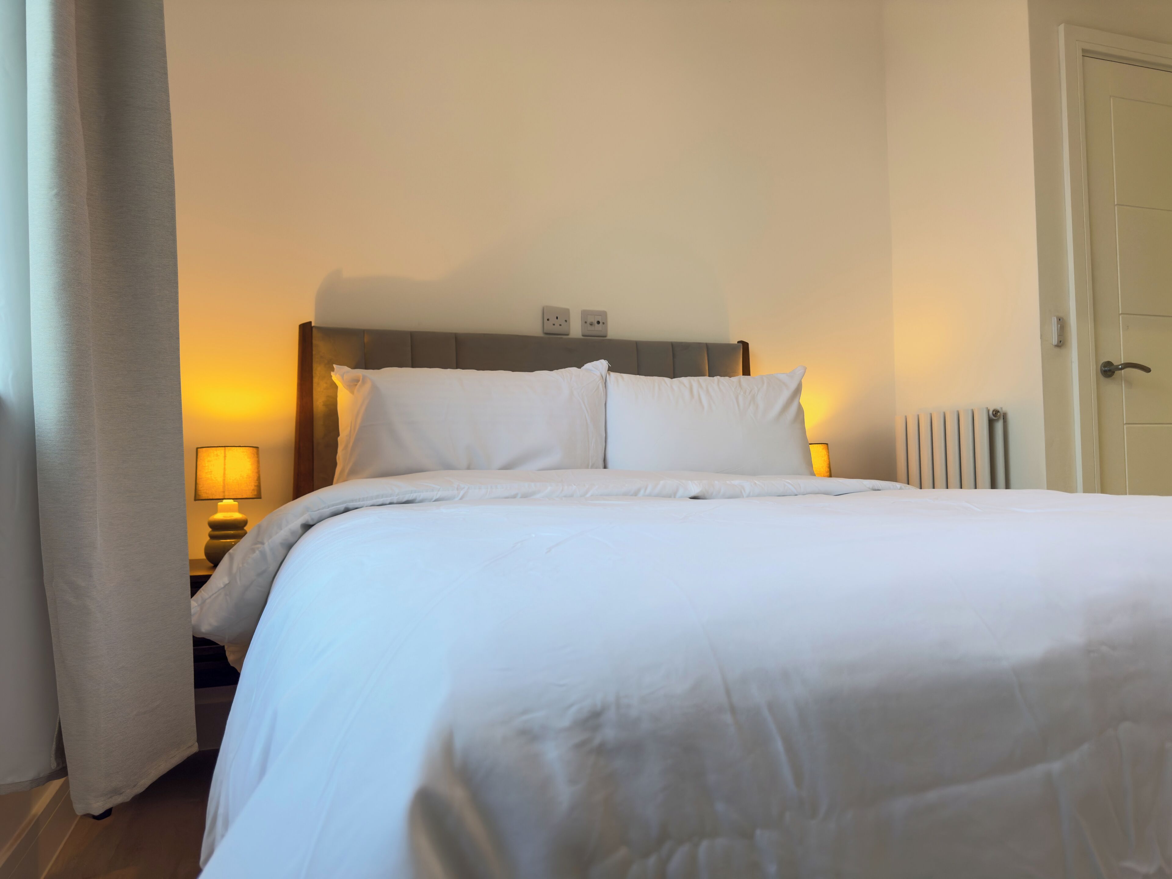 Tabla de planchar con plancha, internet y ropa de cama 