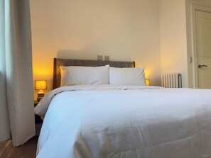 Tabla de planchar con plancha, internet y ropa de cama 