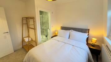 4 bedrooms, iron/ironing board, Internet, bed sheets