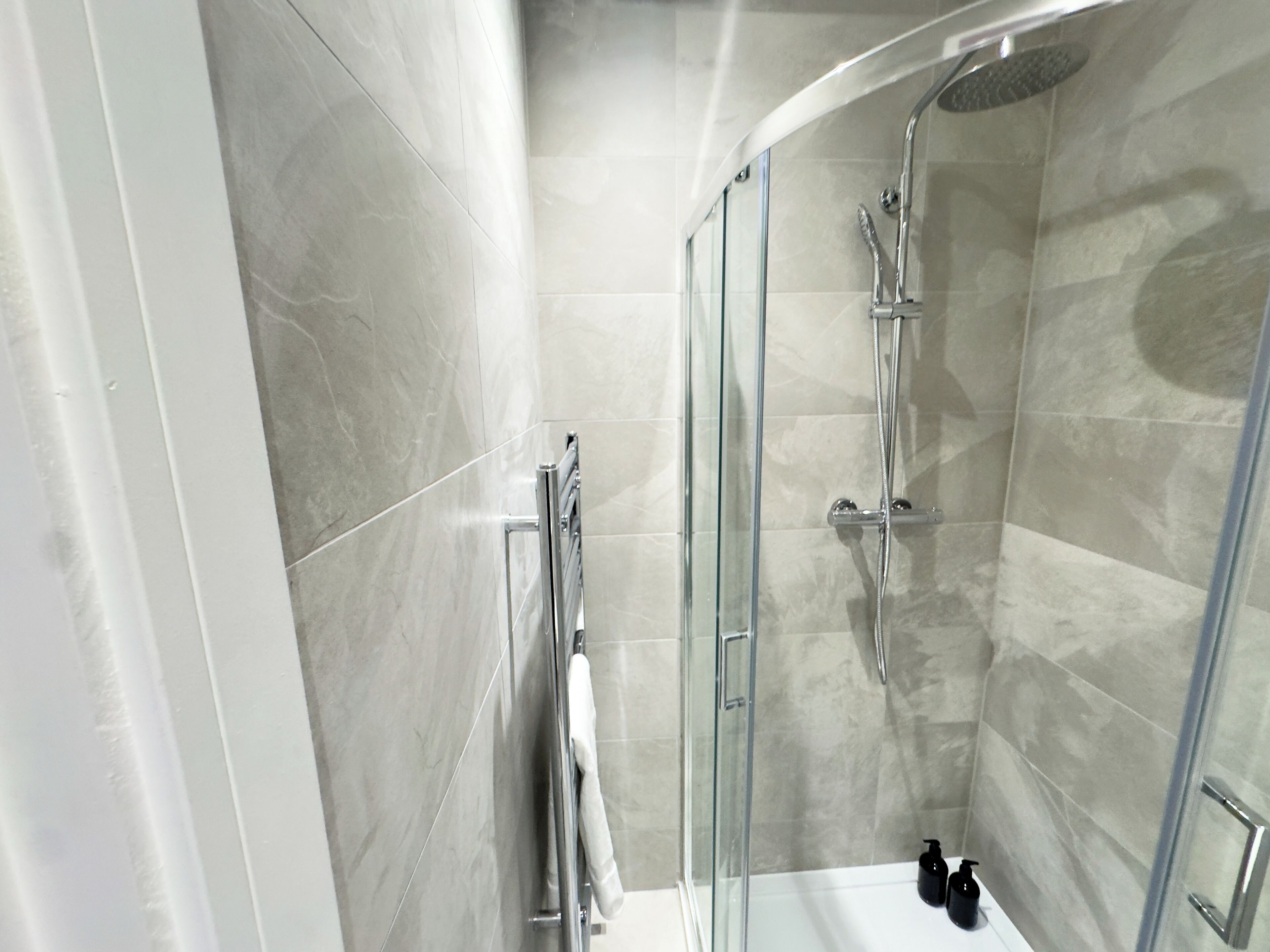 Douche, séchoir à cheveux, serviettes fournies, savon