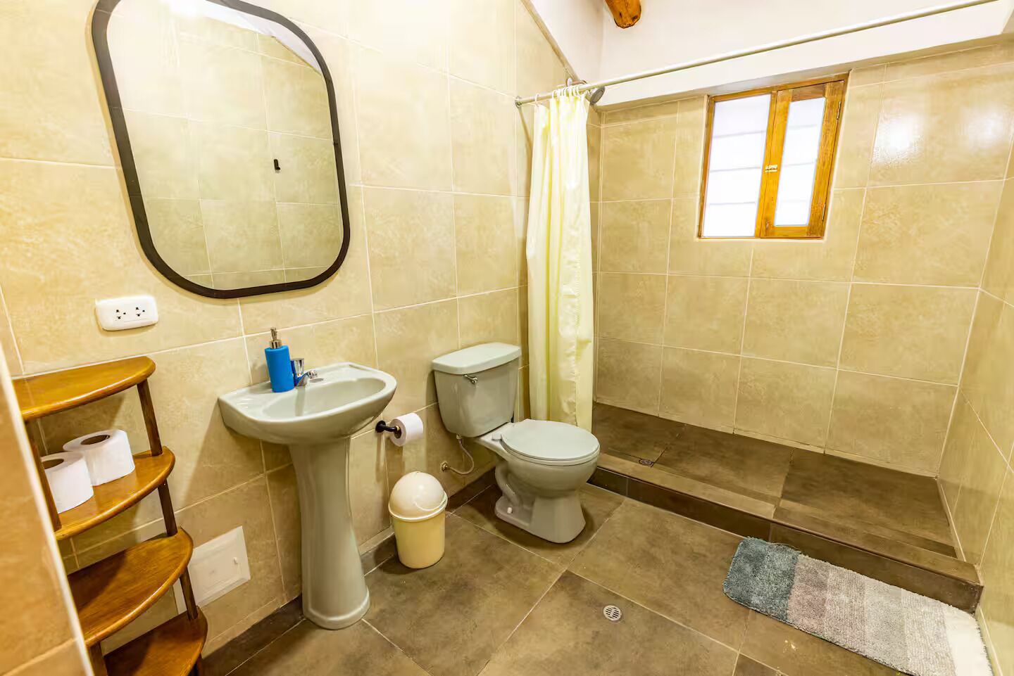 Douche, serviettes fournies, savon, papier toilette
