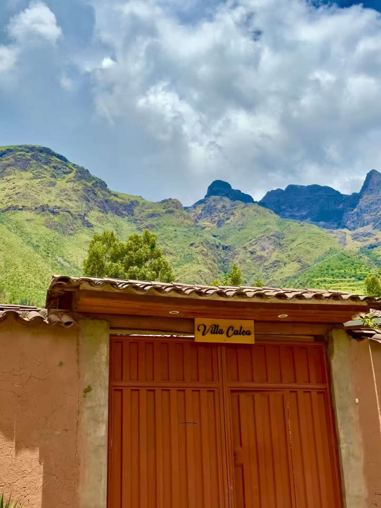 Un bâtiment rustique avec une porte en bois et une enseigne indiquant « Villa Cala ».