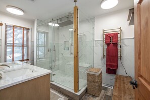 Shower, bidet, towels - Charming Renovated Home in Lakewood (Lakewood)