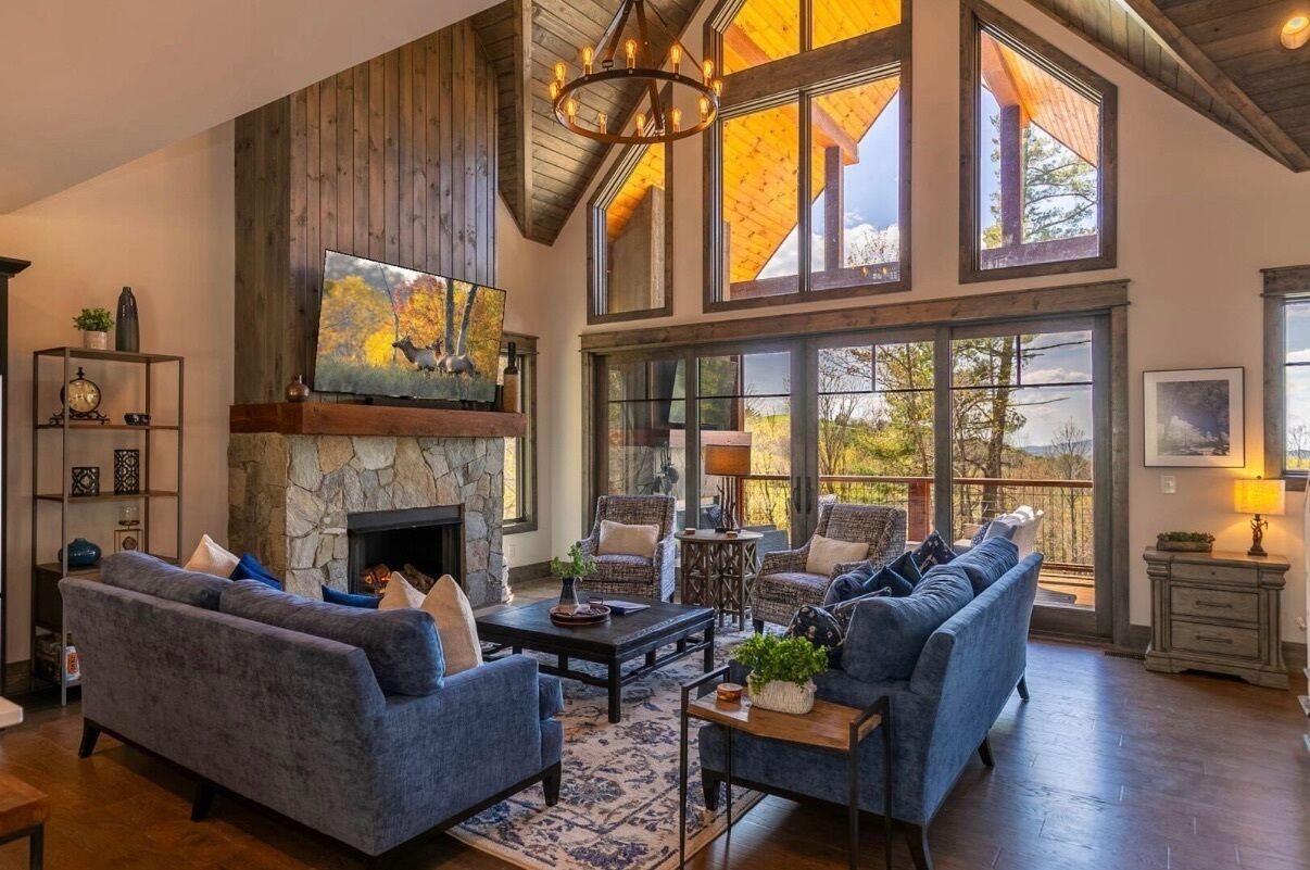 Smart TV, chimenea y libros 